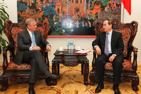 ຮອງນາຍົກລັດຖະມົນຕີ ຫງວຽນທ້ຽນເຍີນ ຕ້ອນຮັບເຈົ້າຟ້າຊາຍ ອັງກິດ